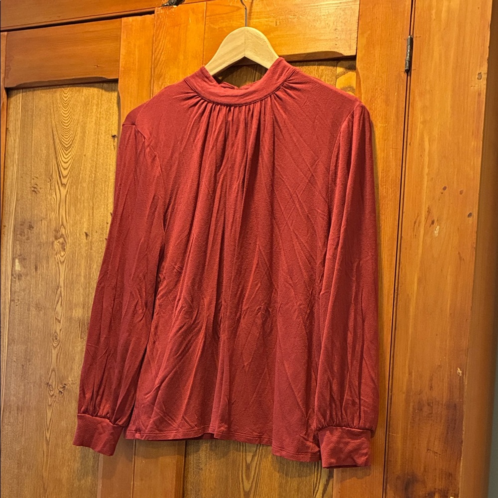 10/25$ 🧁 Elegant Red Women's Top
